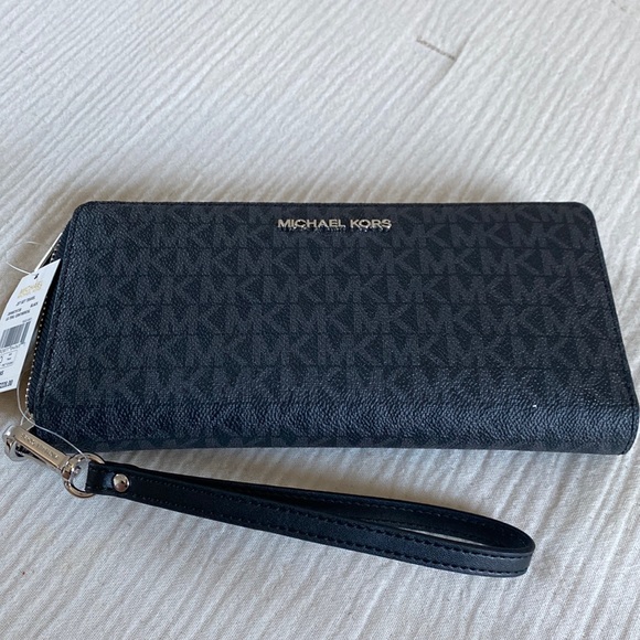 Michael Kors Handbags - Michael Kors Jet Set LG Travel Continental Wallet